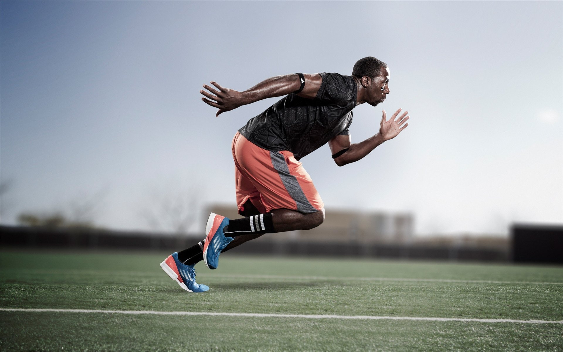 替补球员把握上场机会关键时刻送出决定性助攻，替补球员应从什么位置入场